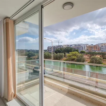 Apartmán Seaside Comfort In Marsascala, 2br With Balcony By 360 Estates