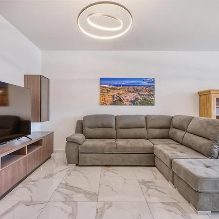 Apartmán Seaside Comfort In Marsascala, 2br With Balcony By 360 Estates